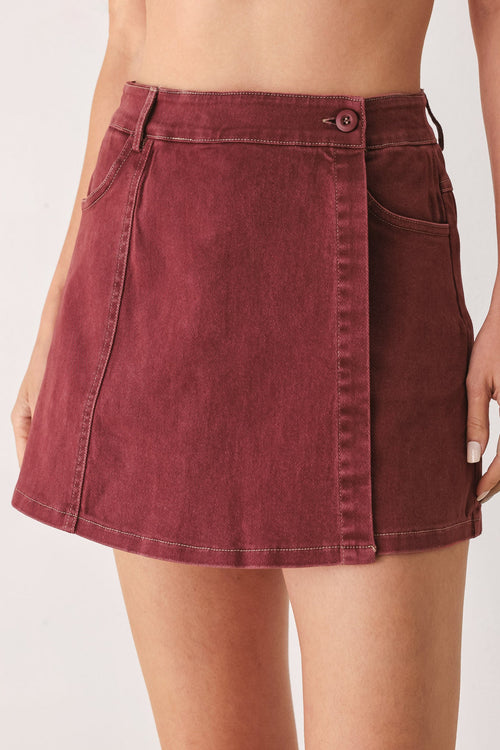 WILD RASPBERRY WOVEN SKORT