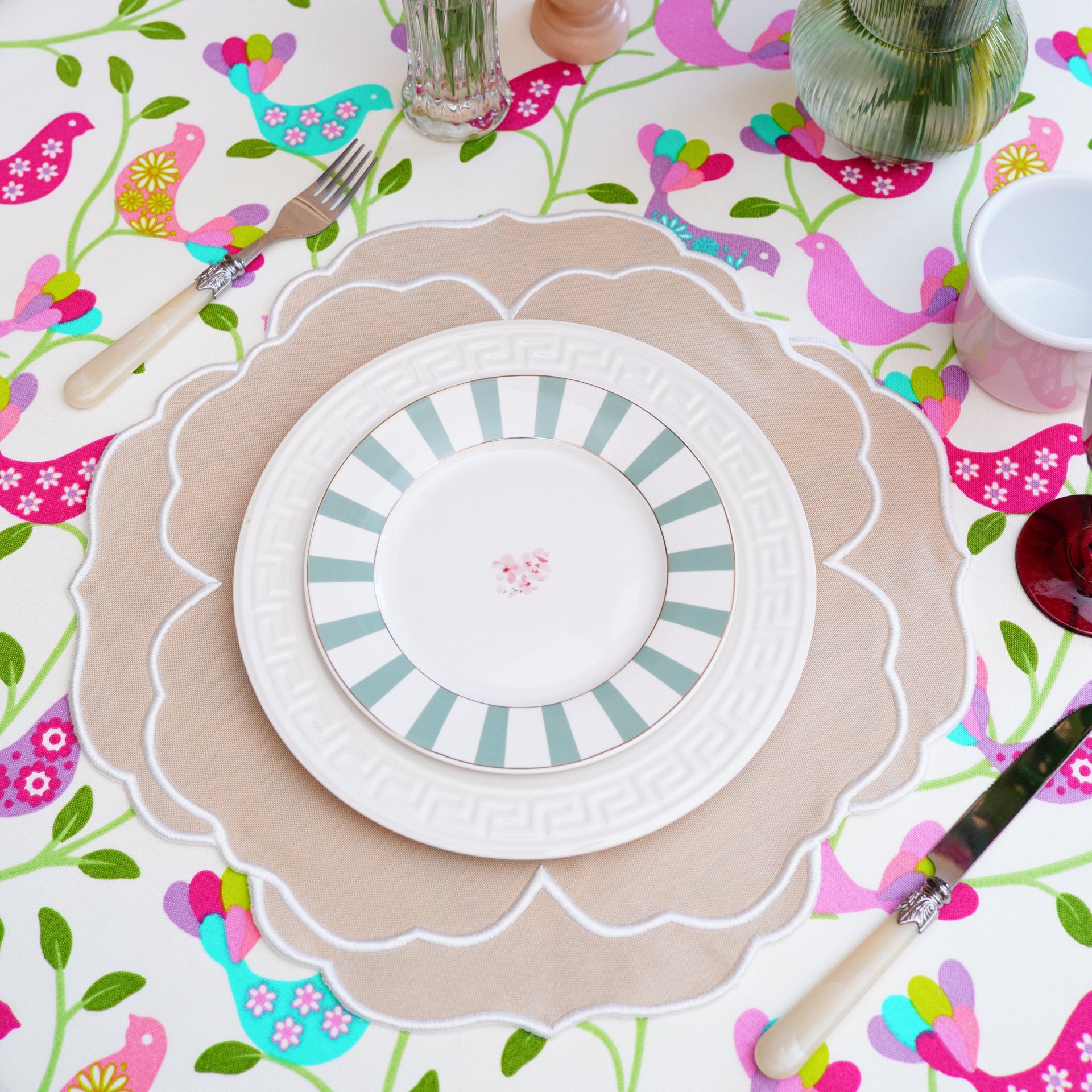 SORELLE BEIGE WHITE ROUND FABRIC PLACEMAT