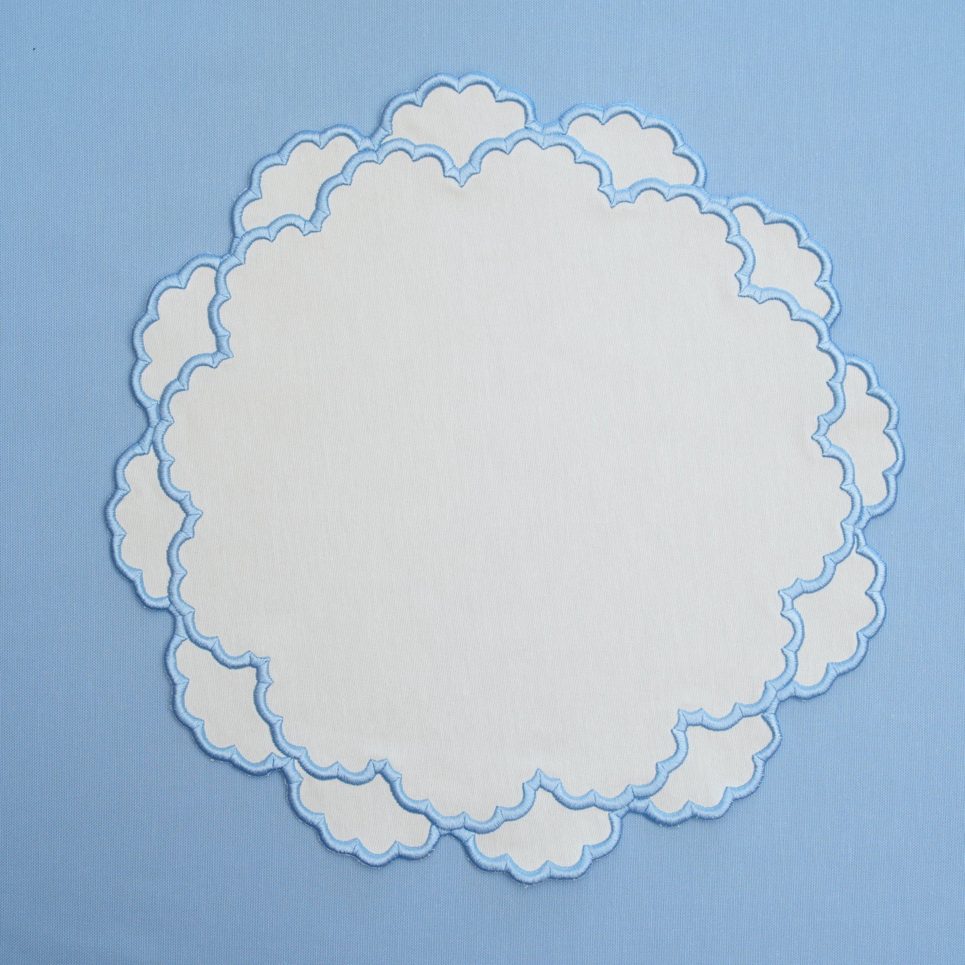 CRESSIDA BLUE & WHITE SCALLOPED FABRIC PLACEMAT