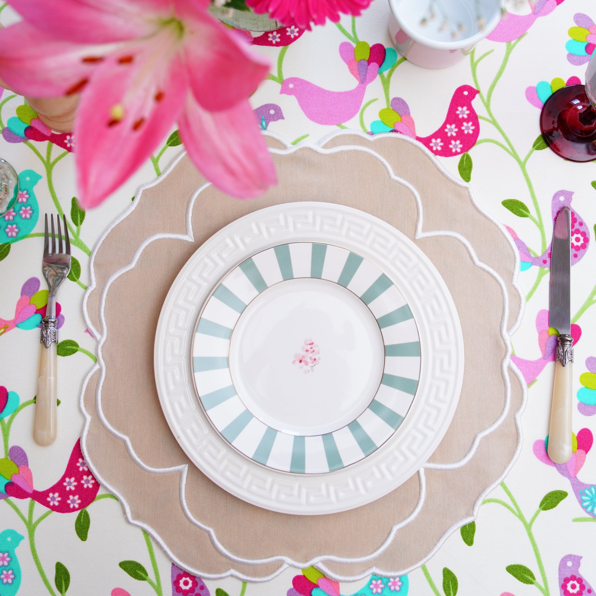 SORELLE BEIGE WHITE ROUND FABRIC PLACEMAT